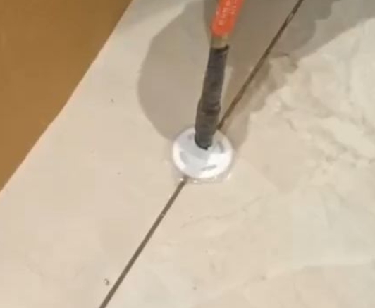 水富瓷砖空鼓维修公司专业解答瓷砖在铺贴过程中，如果没有涂抹均匀到位的粘结材料（如水泥砂浆或瓷砖胶），可能会导致以下问题