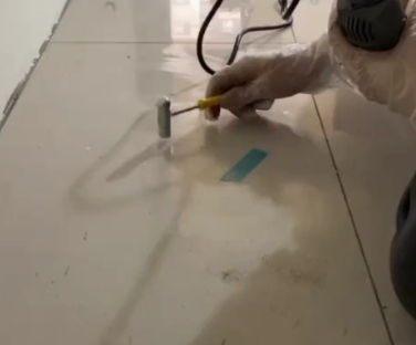 水富瓷砖开裂维修公司专业分享瓷砖在铺贴前如果没有沥干水分，将会导致以下问题